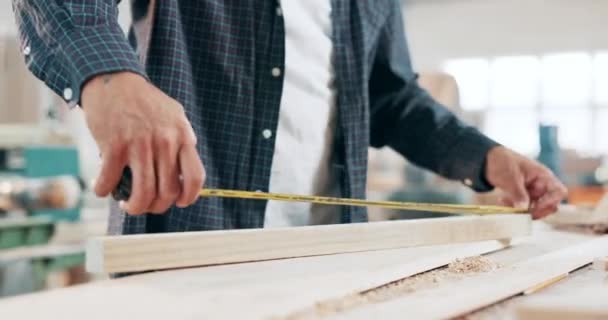 ハンド 測定テープおよび木工研修会のまたは家具 小さいビジネスまたは大工の生産 家庭の改善または製造 通行料または建設のための個人 機器およびプランクの長さ — ストック動画