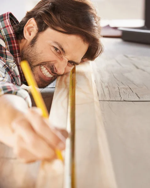 承包商 手工艺者和工匠 负责家庭装修 维修和木工 斗争和技能工作 — 图库照片