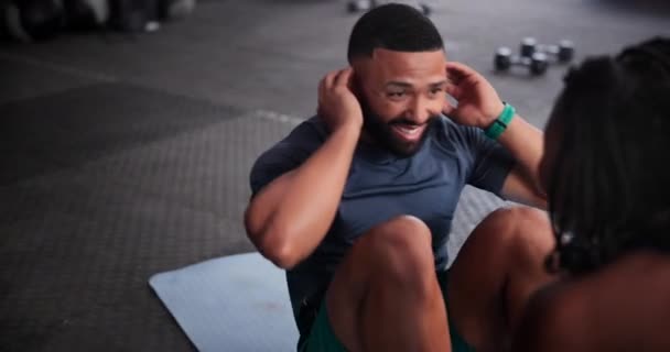 Fitness Personal Trainer Homem Com Sit Ups Exercício Ginásio Para — Vídeo de Stock