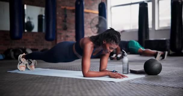 Fekete Deszka Fitness Edzőteremben Testmozgás Edzés Vagy Rendellenes Edzés Padlószőnyegen — Stock videók