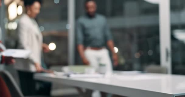 Görüntü Adamları Takım Planlaması Tartışma Tasarımcılar Başlangıç Ofisinde Geceleri Masaya — Stok video