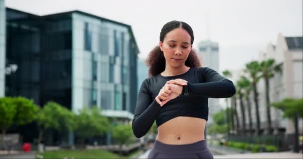 Ciudad Revisa Reloj Inteligente Mujer Con Fitness Ejercicio Feliz Con — Vídeos de Stock