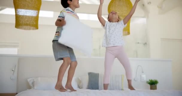 아이들 소녀와 침대에 집에서 휴가에 결합과 웃음과 아이들 장난감 행복하고 — 비디오