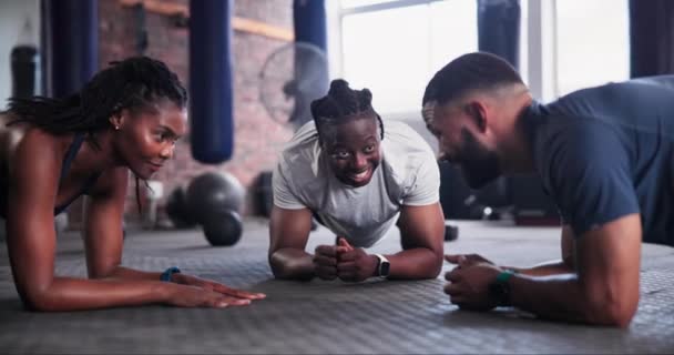 트레이너 체육관에서 근육에 바닥에 판자와 남자와 사람들 피트니스 클럽에서 복부에 — 비디오