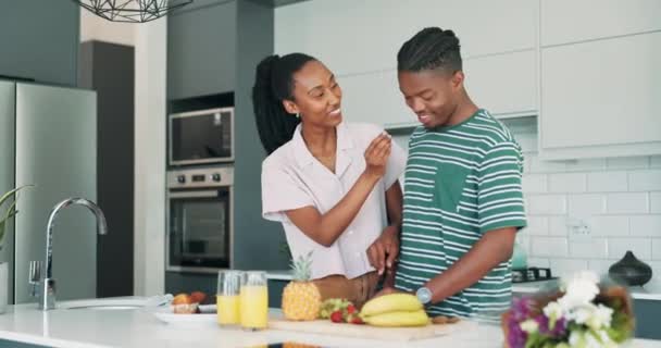 Czarna Para Kuchnia Śniadanie Domu Miłością Uśmiechem Więzi Jedzeniem Szczęśliwy — Wideo stockowe