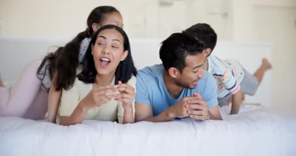Familia Feliz Niños Padres Dormitorio Casa Uniéndose Riéndose Juntos Madre — Vídeo de stock