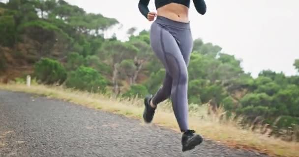 Γυναίκα Τρέξιμο Και Πόδια Άσκηση Στο Βουνό Για Μαραθώνιο Εκπαίδευση — Αρχείο Βίντεο