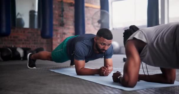 健身或团队合作方面的人 私人教练和木板 用于锻炼或在健身房一起锻炼 在健身俱乐部 有肌肉锻炼 核心力量训练或腹部训练教练的男性 — 图库视频影像