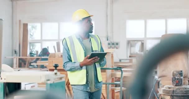Entrepôt Inspection Homme Avec Tablette Dans Construction Planification Pour Construction — Video