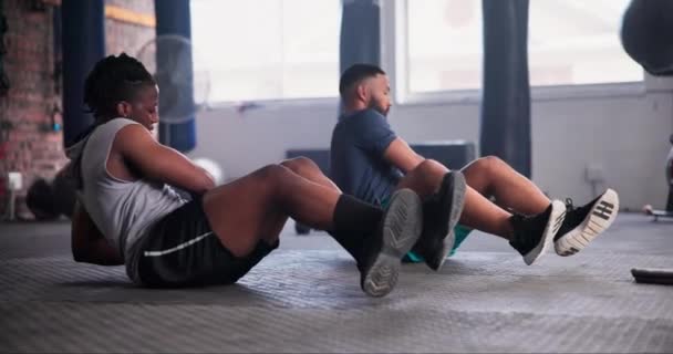 Homem Personal Trainer Medicina Bola Aptidão Para Exercício Treino Treinamento — Vídeo de Stock