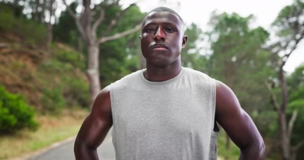 Fitness Respiración Hombre Negro Corriendo Naturaleza Para Entrenamiento Carrera Maratón — Vídeo de stock