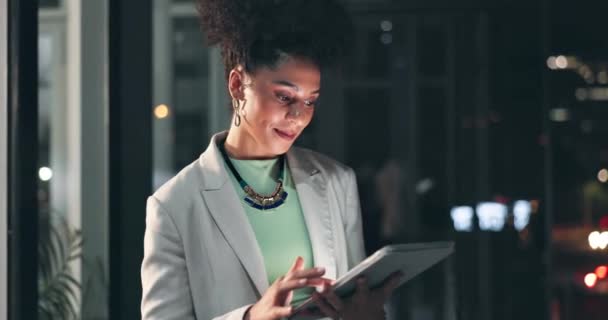 Tablet Νυχτερινή Και Επιχειρηματική Γυναίκα Στο Γραφείο Για Online Έργο — Αρχείο Βίντεο