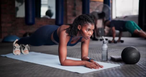 Černá Žena Prkno Podložka Podlaze Tělocvičně Cvičení Cvičení Nebo Abnormální — Stock video