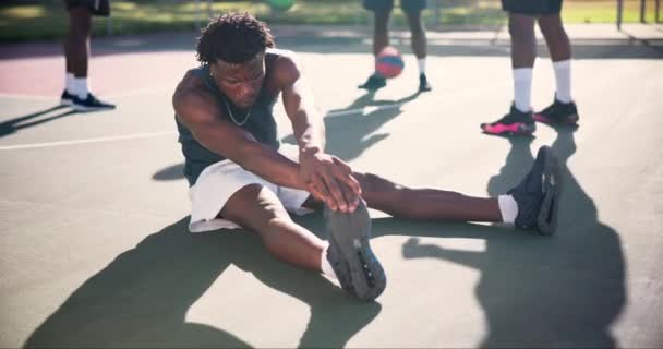 Baloncesto Hombre Negro Estiramiento Con Fitness Sol Atleta Con Calentamiento — Vídeos de Stock