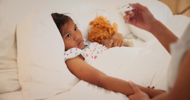 Yatak Odası Ateş Bir Kızla Anne Termometre Sıcaklık Ile Hastalık — Stok video