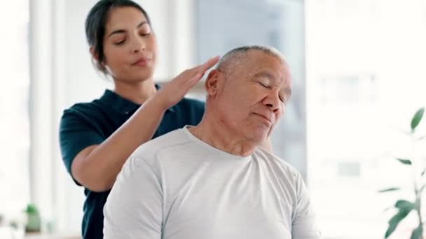 Fisioterapia Dolor Cuello Hombre Edad Avanzada Para Atención Médica Rehabilitación — Vídeos de Stock