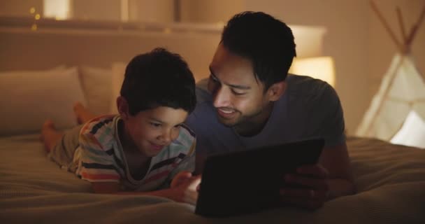 Nacht Schlafzimmer Und Vater Mit Junge Tablet Und Tippen Mit — Stockvideo
