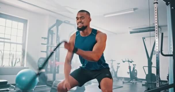 筋肉の成長 強さの開発または速度の練習のための戦いロープが付いているジム トレーニングおよび黒人 機能トレーニング フィットネスまたは耐久カーディオでのアクション スポーツ ボディービルダーのレジリエンス — ストック動画