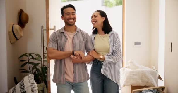 Casal Nova Casa Abraço Com Sorriso Amor Apoio Juntos Partir — Vídeo de Stock