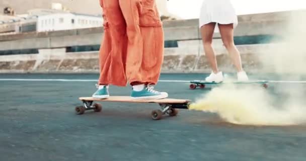 Skateboard Πόλη Και Φωτοβολίδα Καπνού Πρόσωπο Πόδια Και Την Ελευθερία — Αρχείο Βίντεο