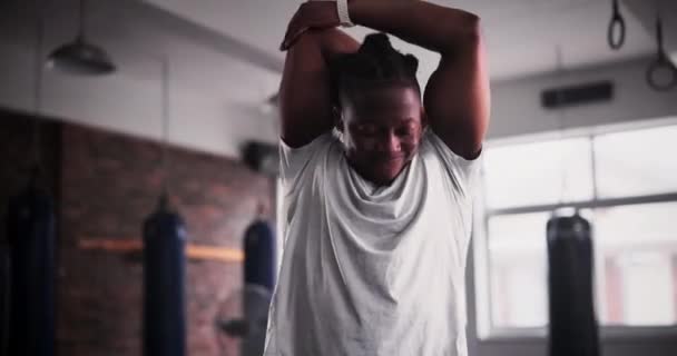 Homem Negro Fitness Alongamento Ginásio Para Treino Exercício Preparando Para — Vídeo de Stock