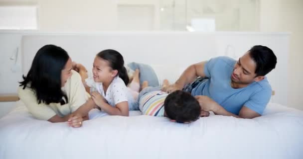 Szczęśliwa Rodzina Sypialnia Rodzice Łaskoczą Dzieci Domu Łącząc Się Śmiejąc — Wideo stockowe