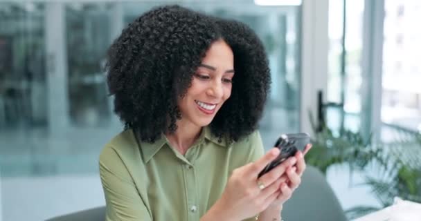 Бизнес Женщина Мобильный Телефон Общением Улыбкой Интернетом Социальными Сетями Связью — стоковое видео