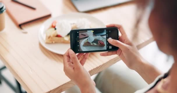 디저트 업데이트 영향력으로 미디어에 음식을 게시하기위한 레스토랑에서 식사를위한 영양과 와플의 — 비디오