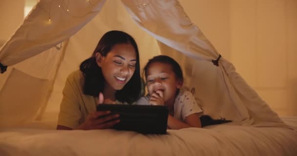 テント ベッドルーム ガールと母親 タブレットとゲームと結合と一緒にタイピング 子供とテクノロジーや家庭を持ち 笑顔と漫画に満足しています — ストック動画