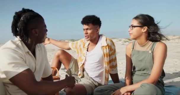 Amigos Praia Conversa Diversificada Para Férias Verão Ligação Uma Fuga — Vídeo de Stock