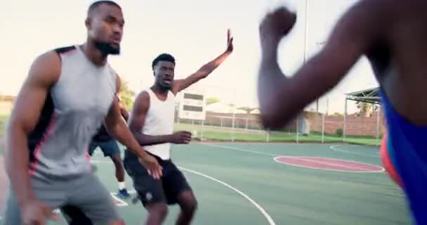 Черные Люди Командная Работа Баскетбольная Площадка Игры Забить Вызов Пропуском — стоковое видео