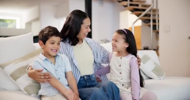 Kærlighed Søskende Eller Mor Med Børn Til Kramme Hjemmet Pleje – Stock-video