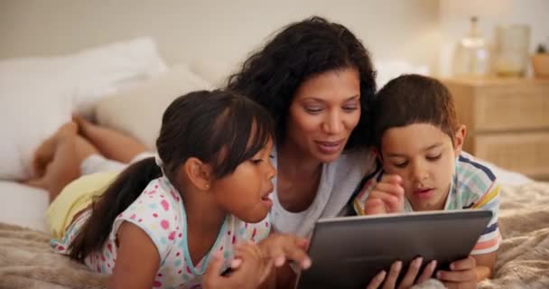 Liefde Tablet Moeder Met Kinderen Een Bed Voor Gaming Bonding — Stockvideo