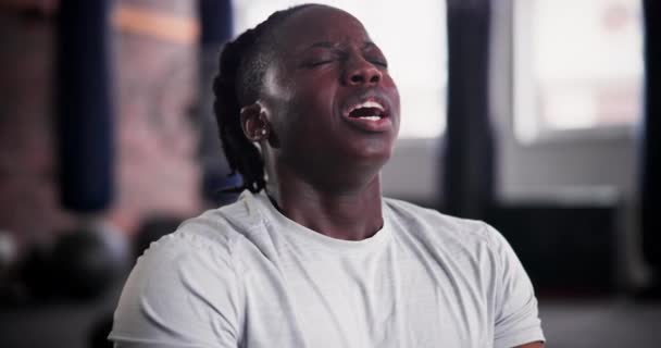 Unavený Dýchající Černý Muž Únavou Fitness Cvičení Cvičením Pokrok Koníčkem — Stock video