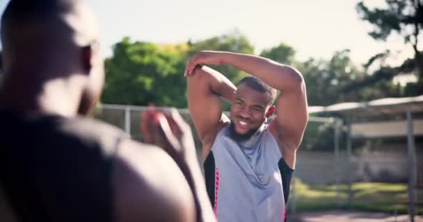 스포츠 농구와 코트에서 스트레칭 운동을 따뜻하게하거나 피치에 운동을 아프리카 선수의 — 비디오