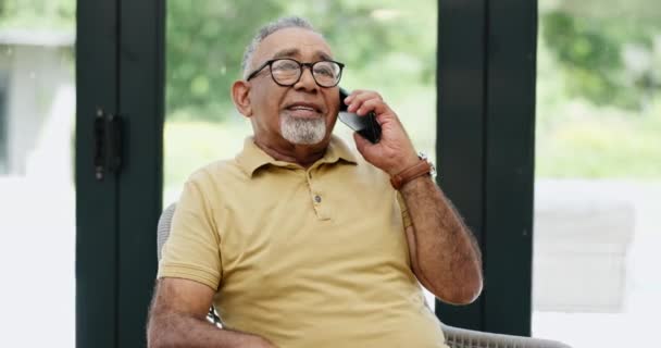 Hombre Mayor Llamada Telefónica Comunicación Casa Relajante Riendo Humor Conversación — Vídeos de Stock