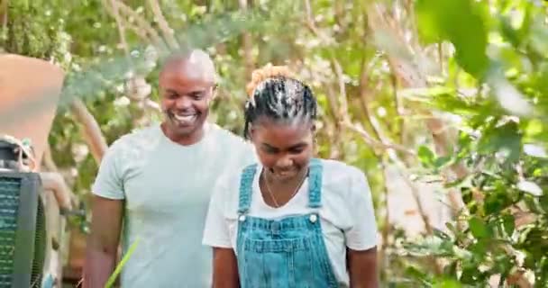 Bahçe Yürüyüş Mutlu Siyah Çift Doğada Sevgi Sohbet Açık Havada — Stok video