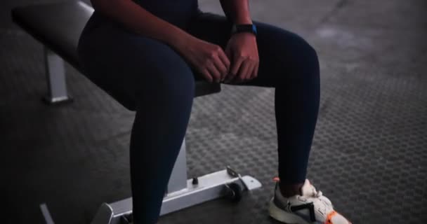 Γυμναστήριο Προπόνηση Μαύρη Γυναίκα Διάλειμμα Γυμναστικής Πετσέτα Εφίδρωση Από Έντονη — Αρχείο Βίντεο