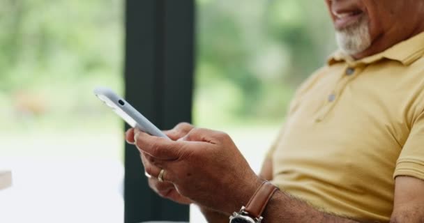 Телефон Поиск Руки Пожилого Человека Доме Крупным Планом Интернета Исследования — стоковое видео