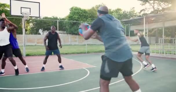 Черные Люди Счет Баскетбольная Площадка Игры Тренировки Вызов Командой Скорость — стоковое видео