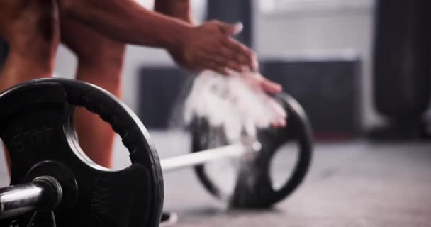 Tyngdlyftning Pulver Och Händer Person Gym För Bodybuilder Träning Deadlift — Stockvideo