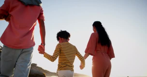 Rodzina Spacery Trzymanie Się Ręce Plaży Zachodzie Słońca Weekend Wakacyjny — Wideo stockowe