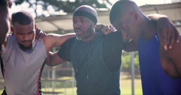 Gente Negra Trabajo Equipo Acurrucarse Para Motivación Cancha Baloncesto Planeando — Vídeos de Stock