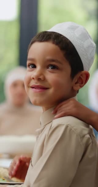 Ребенок Лицо Мусульманская Семья Столом Доме Обедом Ужином Празднованием Рамадана — стоковое видео