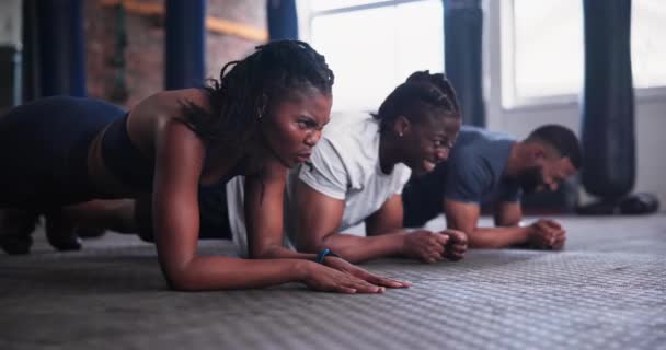 木板和健身一起在健身房的地板上进行锻炼 核心锻炼或腹部训练 实践中的活跃群体 耐力或耐力对Ab肌肉或健康俱乐部的有力平衡 — 图库视频影像