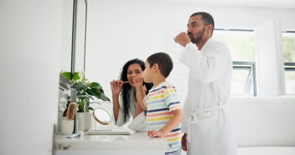 Pai Aprendizagem Crianças Casa Banho Escovar Dentes Juntos Para Desenvolvimento — Vídeo de Stock