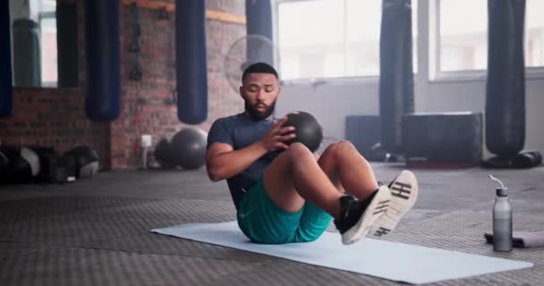 黑人男子 医药球和在地板上锻炼的曲棍球 以便在健身房锻炼 训练或健身 活跃的非洲男性在健康俱乐部的肌肉 力量或耐力方面的训练或耐力 — 图库视频影像