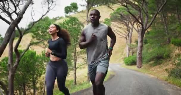 Mężczyzna Kobieta Bieganie Górach Lub Drodze Fitness Osobistym Trenerem Ćwiczeń — Wideo stockowe