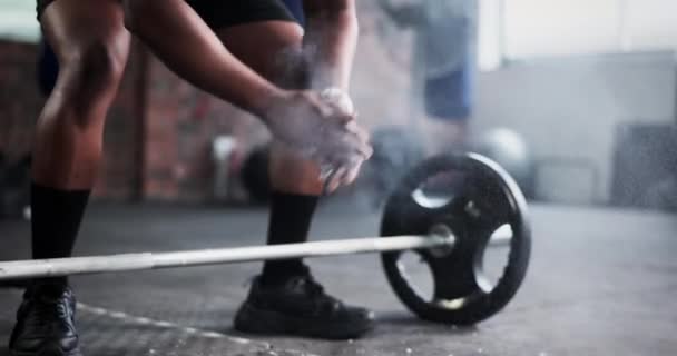Tyngdlyftning Pulver Och Svart Man Gym För Bodybuilder Träning Intensiv — Stockvideo