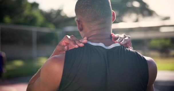 Спорт Боль Шее Травма Чернокожего Мужчины Баскетбольной Площадке Мышечного Восстановления — стоковое видео